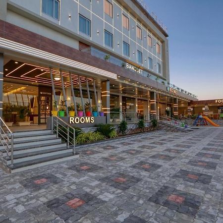 Hotel Decent Unjha Bagian luar foto