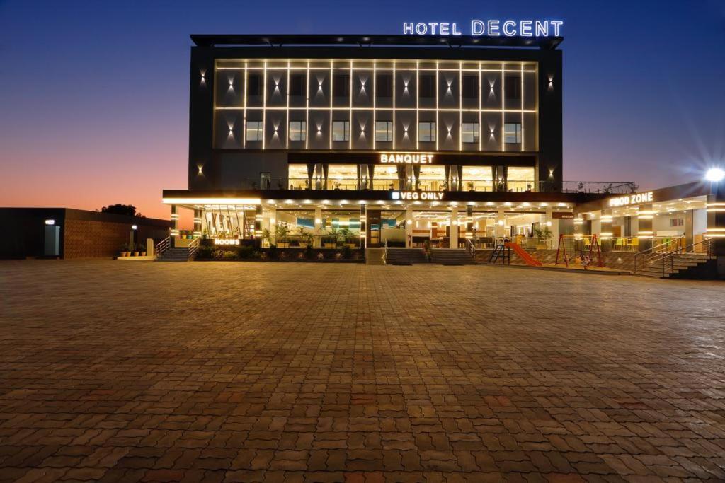 Hotel Decent Unjha Bagian luar foto