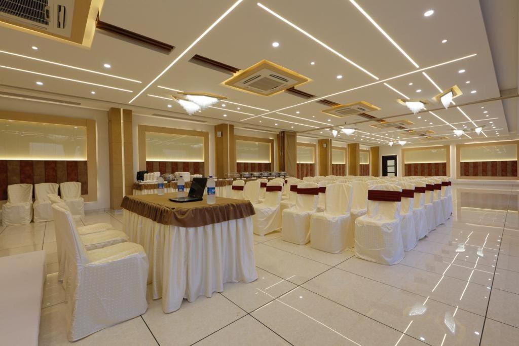 Hotel Decent Unjha Bagian luar foto