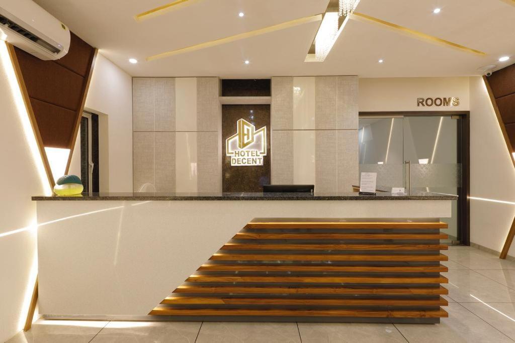 Hotel Decent Unjha Bagian luar foto