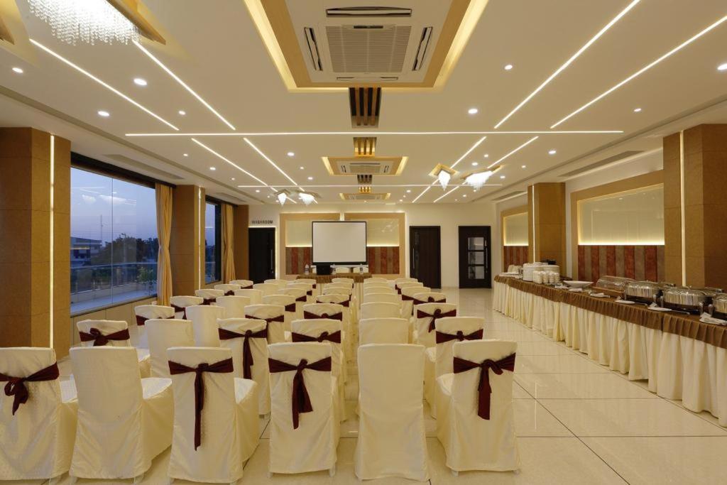 Hotel Decent Unjha Bagian luar foto