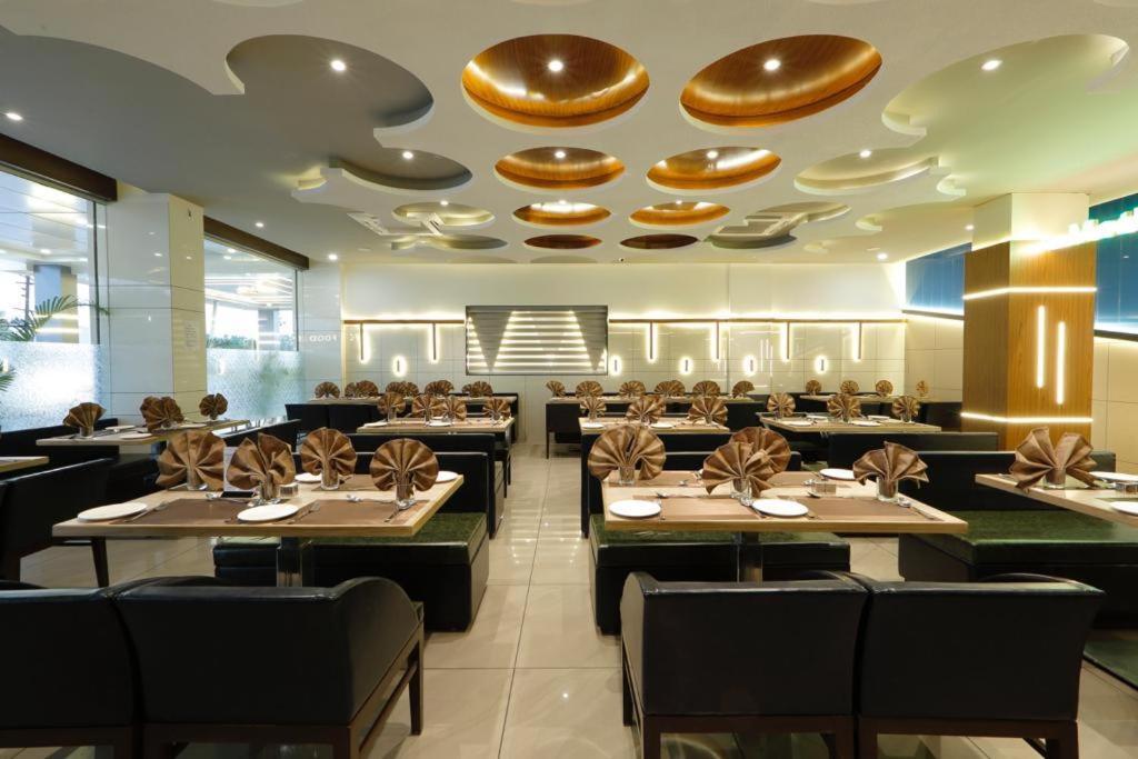 Hotel Decent Unjha Bagian luar foto