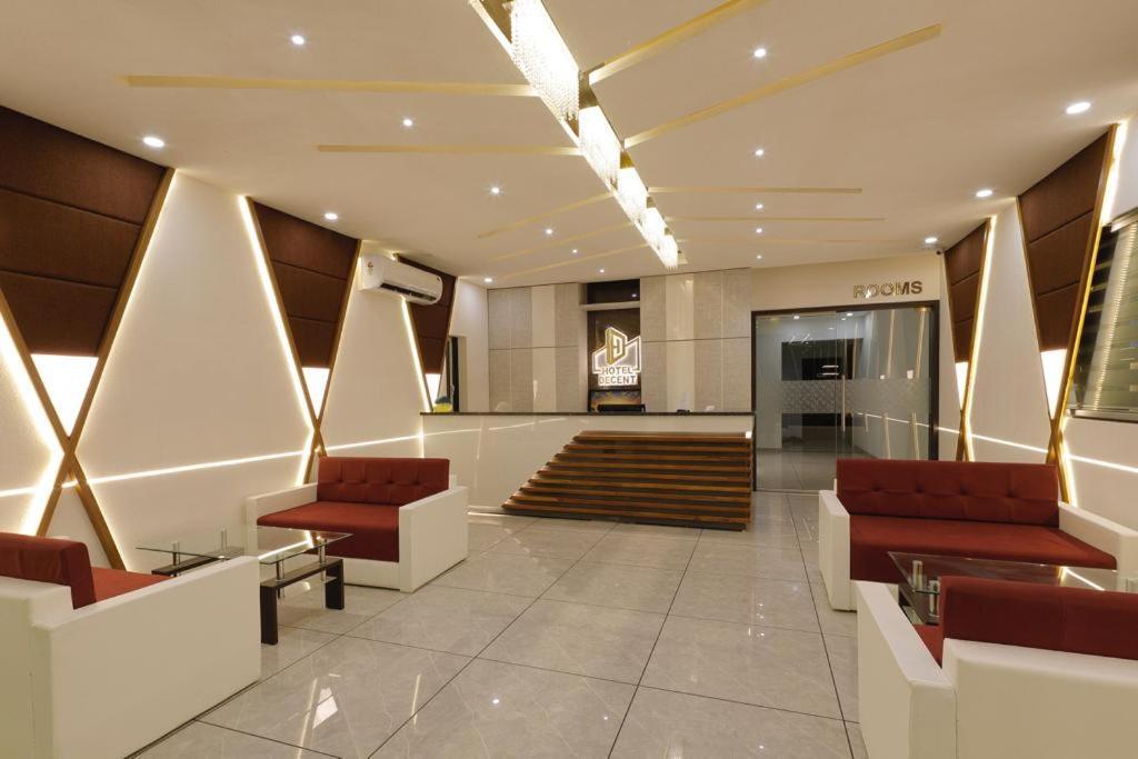 Hotel Decent Unjha Bagian luar foto