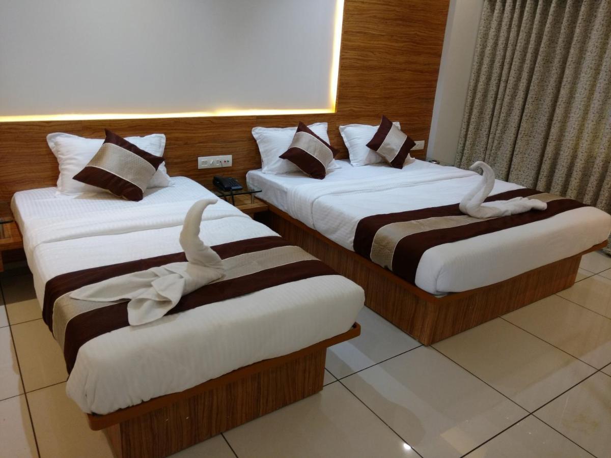 Hotel Decent Unjha Bagian luar foto