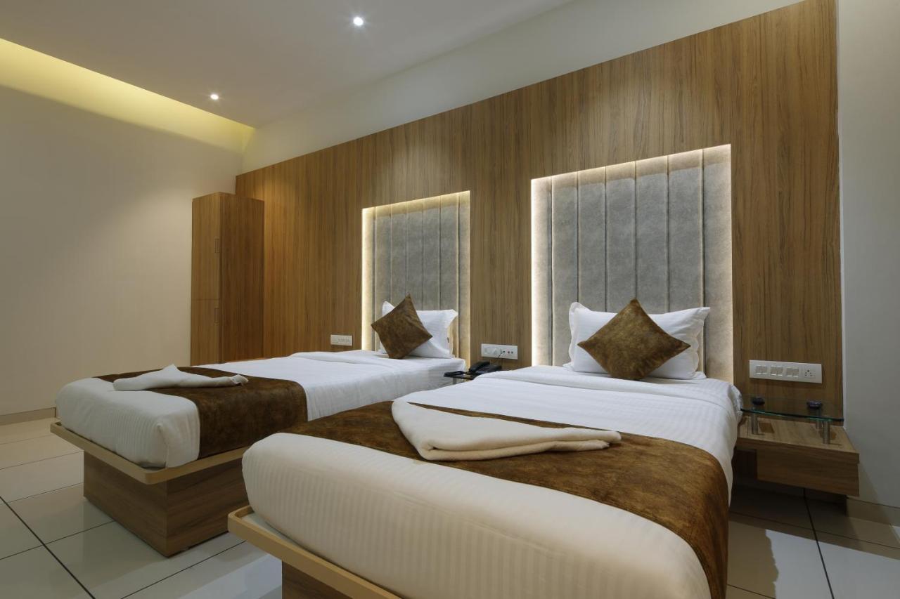 Hotel Decent Unjha Bagian luar foto