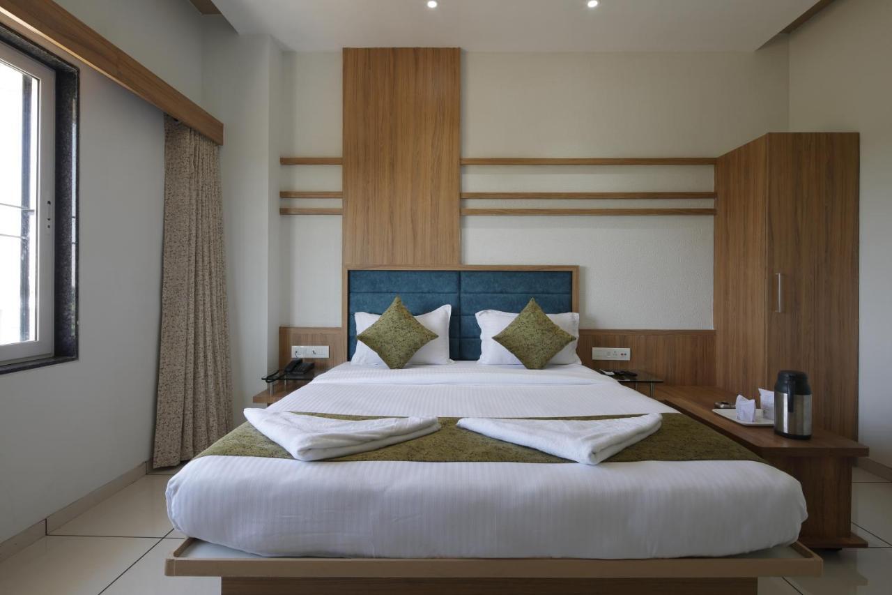 Hotel Decent Unjha Bagian luar foto