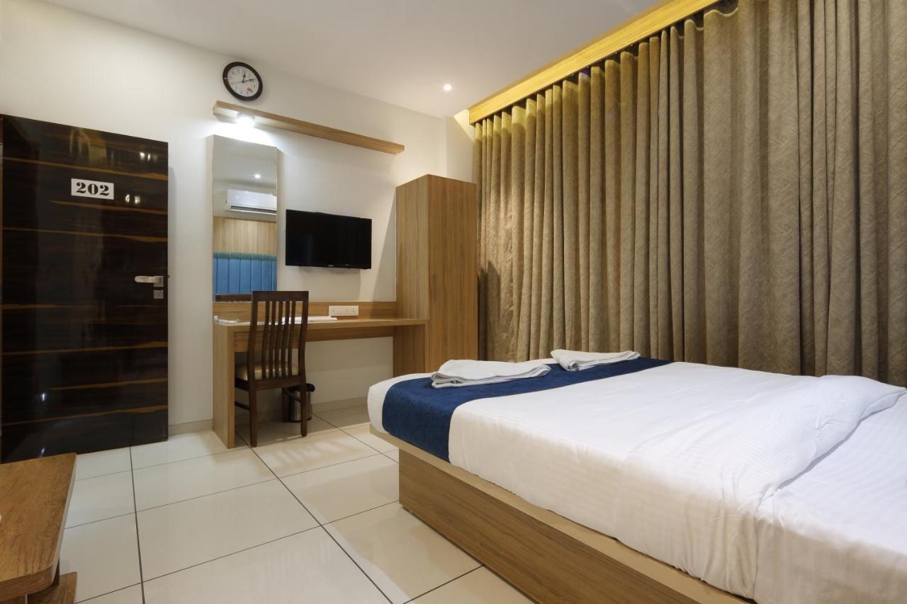 Hotel Decent Unjha Bagian luar foto