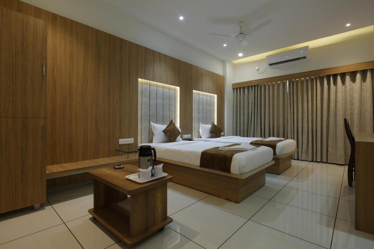 Hotel Decent Unjha Bagian luar foto