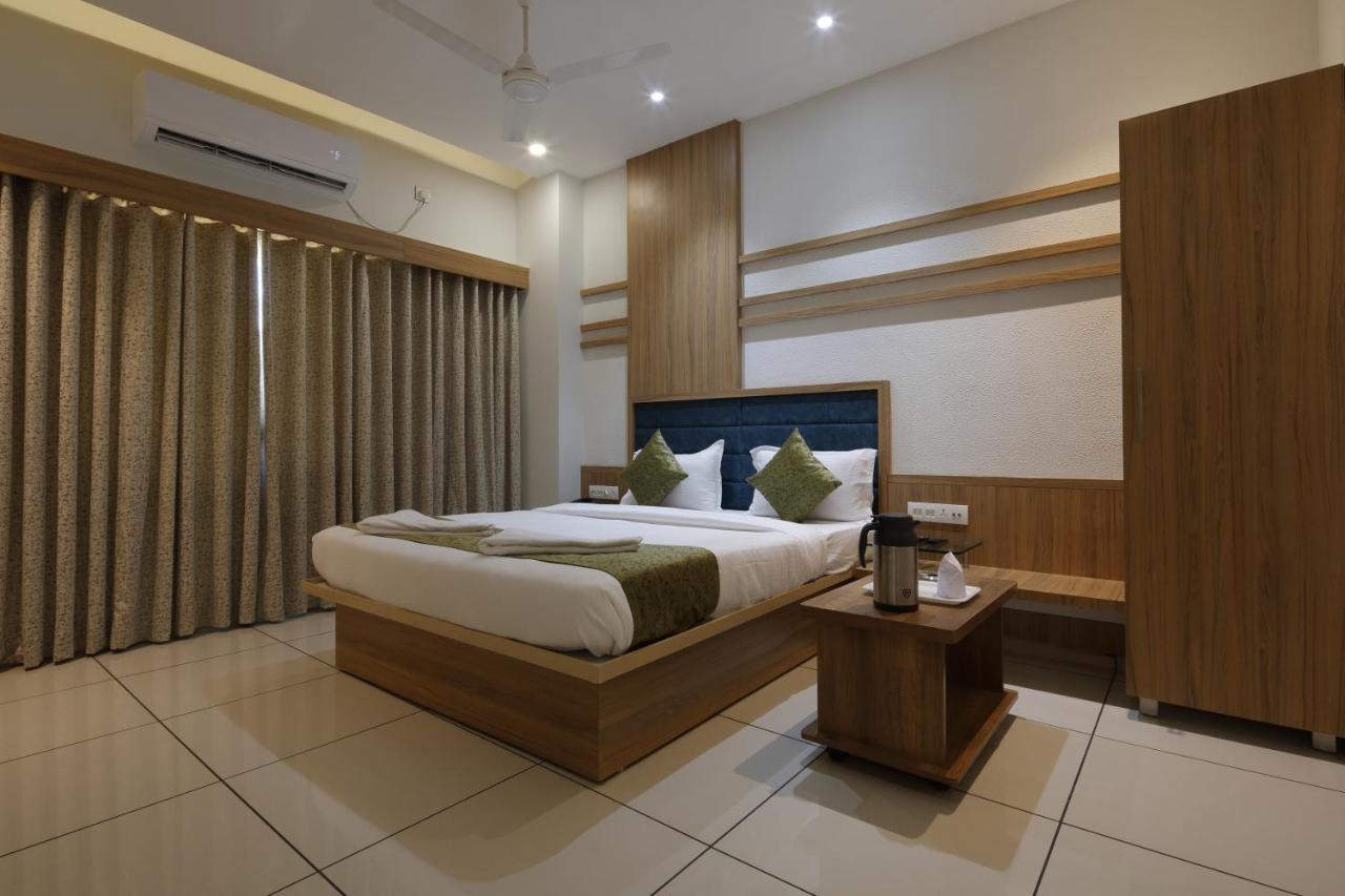 Hotel Decent Unjha Bagian luar foto