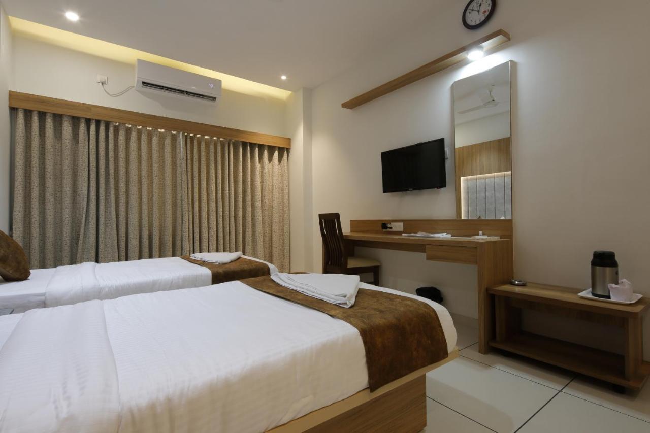 Hotel Decent Unjha Bagian luar foto