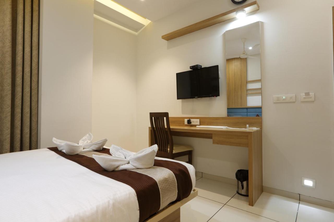 Hotel Decent Unjha Bagian luar foto