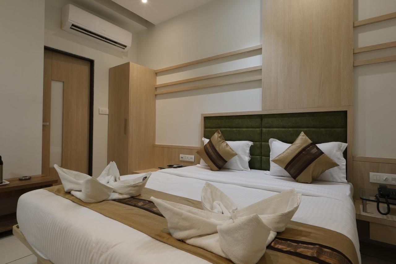 Hotel Decent Unjha Bagian luar foto
