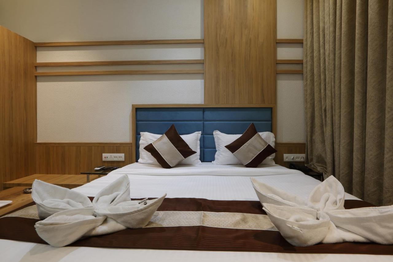 Hotel Decent Unjha Bagian luar foto