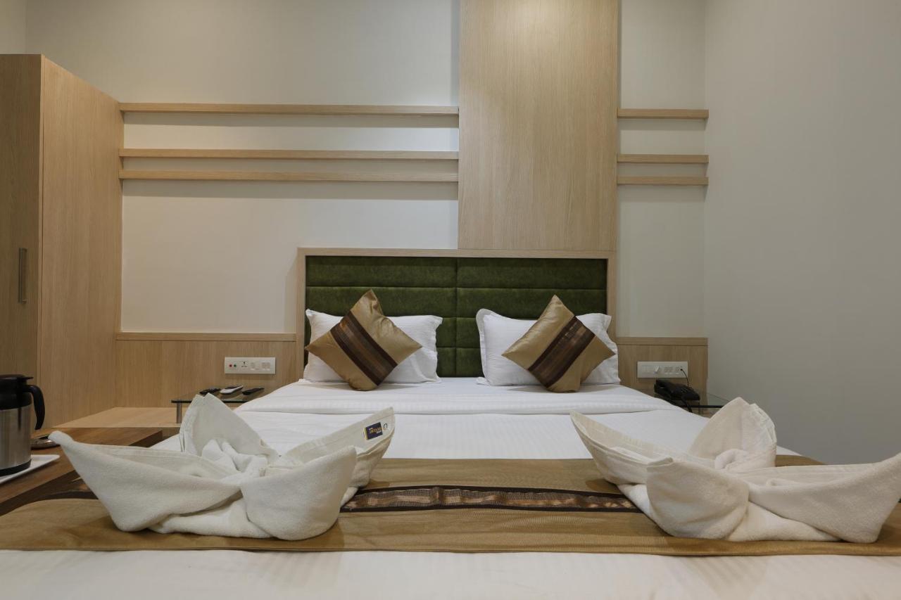 Hotel Decent Unjha Bagian luar foto