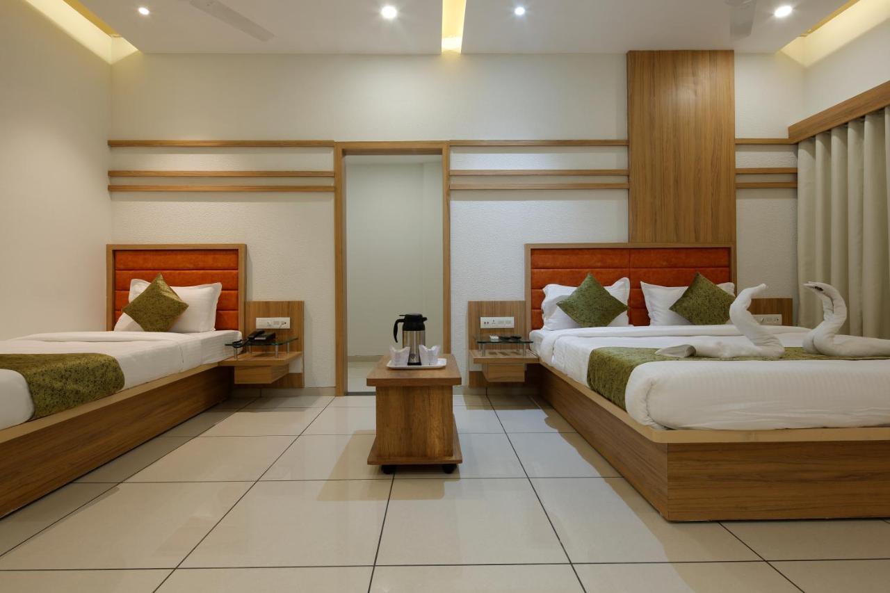 Hotel Decent Unjha Bagian luar foto