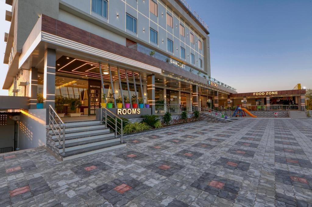 Hotel Decent Unjha Bagian luar foto